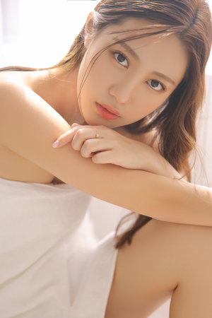 女仆扒着胸任人玩弄自己